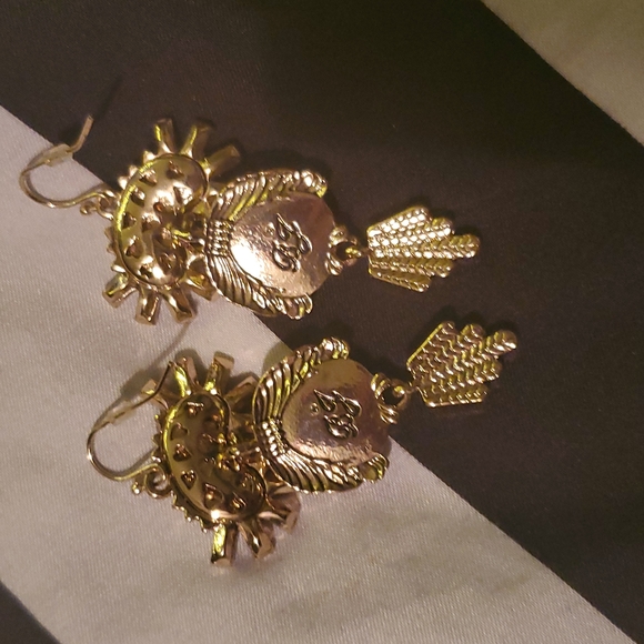 Betsey Johnson earrings and necklace set - Picture 3 of 5